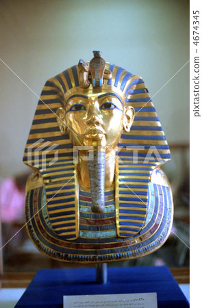 Tutankhamun's golden mask 4674345