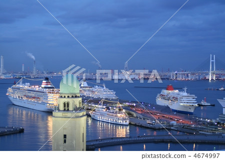 橫濱港大棧橋擠滿了客船。神奈川縣橫濱市 橫濱港大棧橋擠滿了客船。神奈川縣橫濱市 4674997