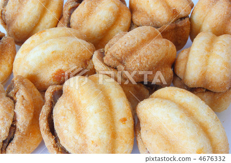 Cookies in the form of walnuts 4676332