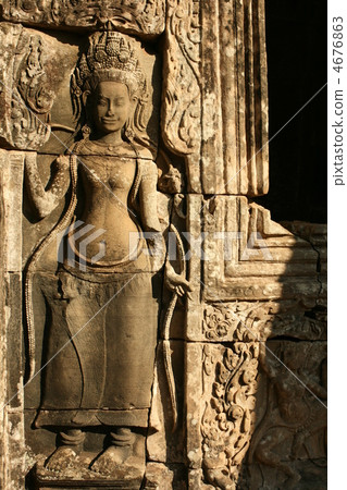 Stone statue inside Bayon Stone statue inside Bayon 4676863
