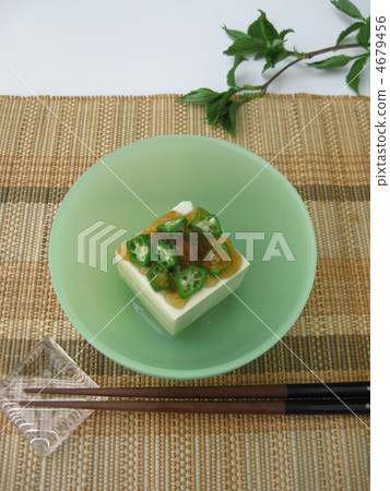 A cold drink with jelly and okra 4679456