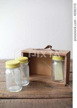 一個裝藥箱的小瓶子； 4686378