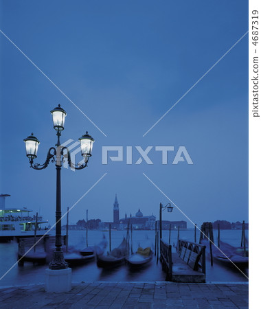 The church of San Giorgio Maggiore and the gondola The church of San Giorgio Maggiore and the gondola 4687319