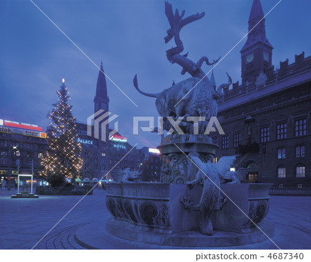 Fountain and christmas tree at the square of the city hall 4687340