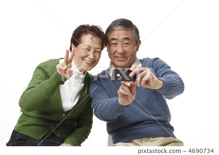 拍照片的成熟夫婦 4690734