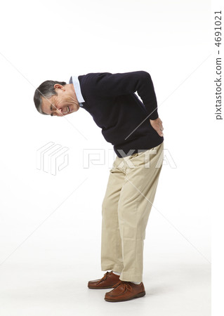 患有腰痛的中老年男性 患有腰痛的中老年男性 4691021