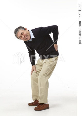 患有腰痛的中老年男性 患有腰痛的中老年男性 4691022