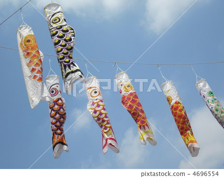 鯉魚飄帶游泳在晴朗的天氣 鯉魚飄帶游泳在晴朗的天氣 4696554