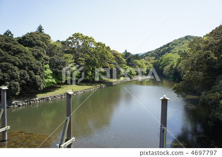 Ise shrine faces Suzu River from Ujibashi Bridge Ise shrine faces Suzu River from Ujibashi Bridge 4697797