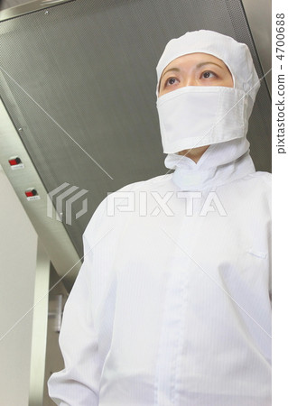 一個女人在潔淨室設施前無塵衣服 一個女人在潔淨室設施前無塵衣服 4700688