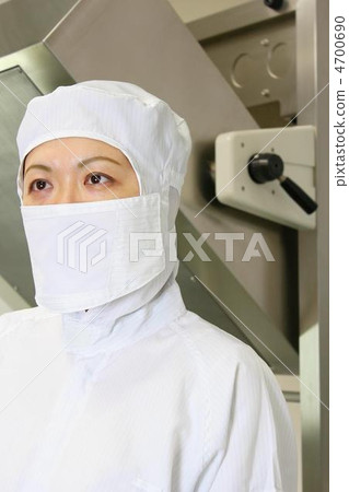 一個女人在潔淨室設施前無塵衣服 一個女人在潔淨室設施前無塵衣服 4700690