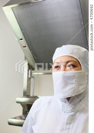 一個女人在潔淨室設施前無塵衣服 一個女人在潔淨室設施前無塵衣服 4700692