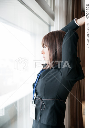 舒展的女商人,當凝視窗口的另一邊時 舒展的女商人,當凝視窗口的另一邊時 4704628