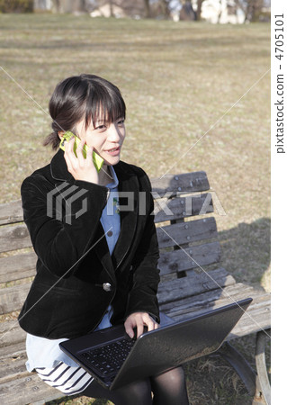 A smiling female model speaking on a smartphone: Otomo Ayumu 4705101