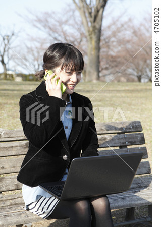 A smiling female model speaking on a smartphone: Otomo Ayumu A smiling female model speaking on a smartphone: Otomo Ayumu 4705102