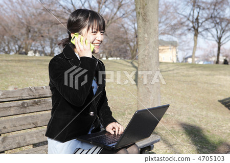 A smiling female model speaking on a smartphone: Otomo Ayumu A smiling female model speaking on a smartphone: Otomo Ayumu 4705103