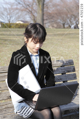 在筆記本電腦工作的女模特：大友Ayumu 4705159