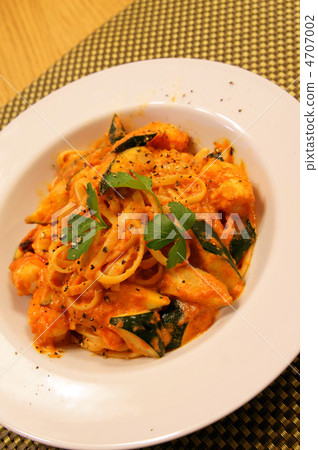 Tomato cream sauce of linguine shrimp and zucchini 4707002