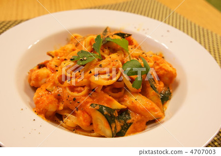 Tomato cream sauce of linguine shrimp and zucchini 4707003