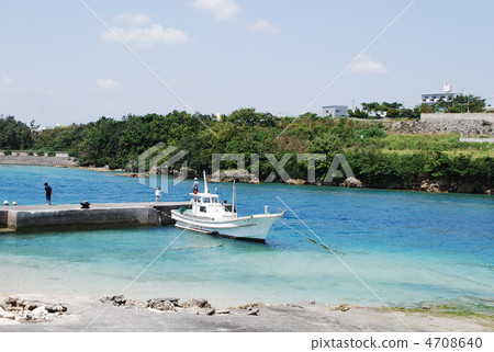 Sea and ship 4708640