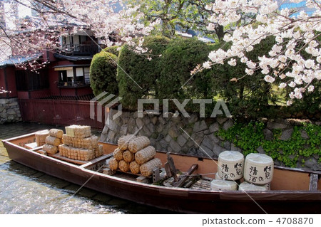 Kyoto Kiya Town Takasegawa Kazuyuki Cherry blossoms in the boat 4708870