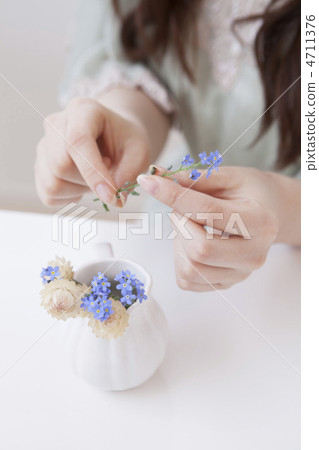 把花放的婦女在一個小花瓶 4711376