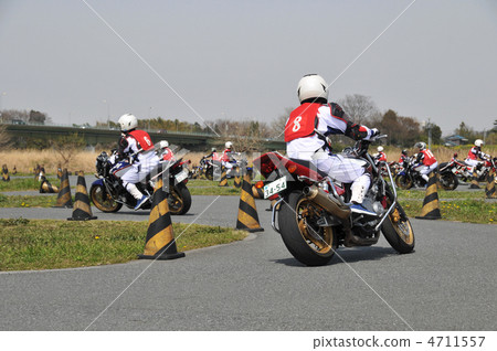 騎馬學校 騎馬學校 4711557