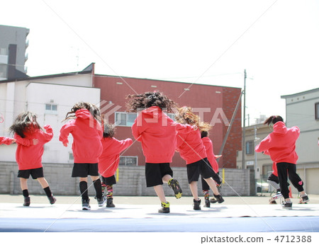 Elementary school students dancing hip hop on an outdoor stage 4712388