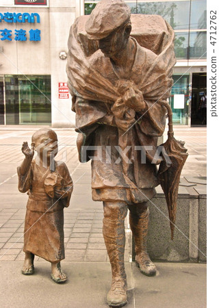 Statue of "Toyama's Kusuriya-san" (JR Toyama Station South Exit / Toyama City, Toyama Prefecture) 4712762