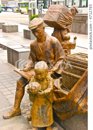 Statue of the "Toyama Medicine Seller" - Handing out souvenirs (South Exit of JR Toyama Station/Akewa-cho, Toyama City, Toyama Prefecture) 4712765