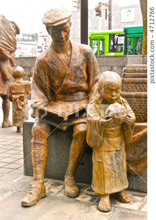 Statue of the "Toyama Medicine Seller" - Handing out souvenirs (South Exit of JR Toyama Station/Akewa-cho, Toyama City, Toyama Prefecture) 4712766