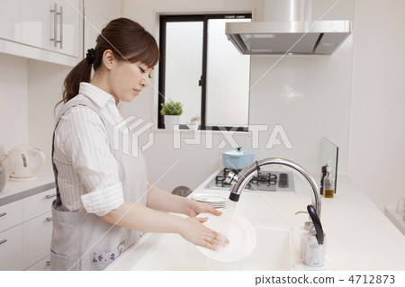 Women washing in the kitchen 4712873
