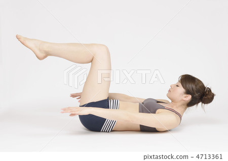 Abdominal exercising women 4713361