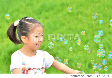 Girls playing with soap bubbles 4713491