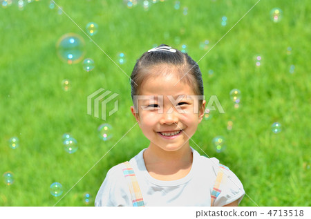 Soap bubbles and girls Soap bubbles and girls 4713518