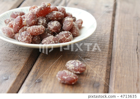 Delicious and fluffy sweet red kidney beans azuki beans Japanese sweets 4713635