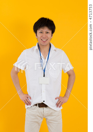 穿著一件白色襯衣的日本人 4713753