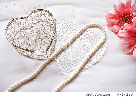 Gerbera and pearl necklace Gerbera and pearl necklace 4714286