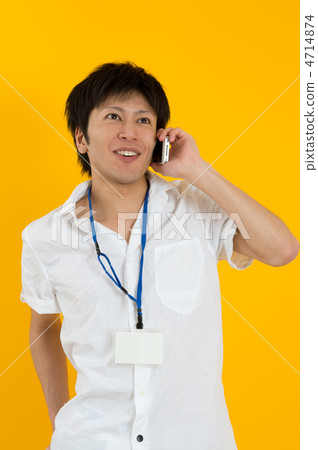 穿著一件白色襯衣的日本人 4714874