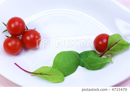 Mini tomato and berry leaf sideways up on white dish Mini tomato and berry leaf sideways up on white dish 4715470