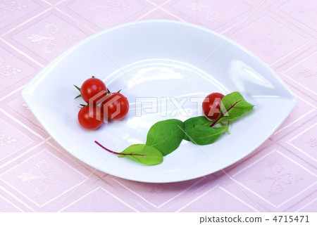Mini tomatoes on white dish and berry leaf pink pattern lunch mat sideways Mini tomatoes on white dish and berry leaf pink pattern lunch mat sideways 4715471