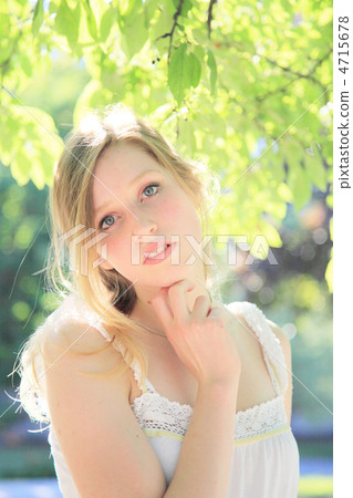 Foreign women of the Hatena mark under the tree (before editing) 4715678
