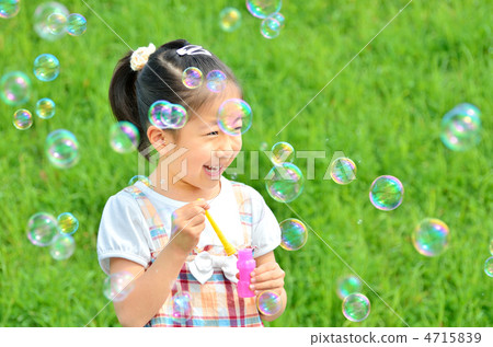 Girls playing with soap bubbles 4715839