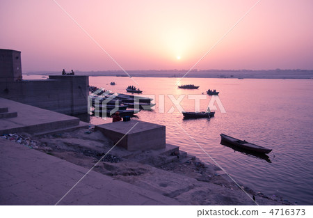 恒河的夕陽輝煌：印度瓦拉納西 4716373