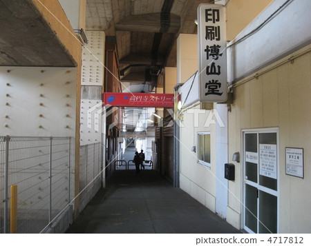 在高架的Koenji街下 在高架的Koenji街下 4717812