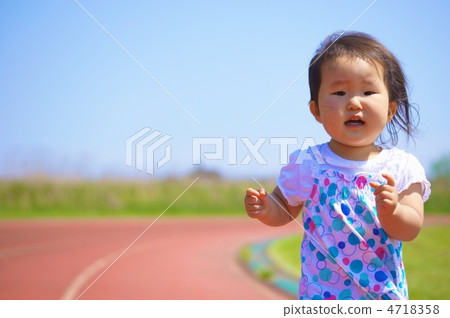 跑步的女孩 4718358