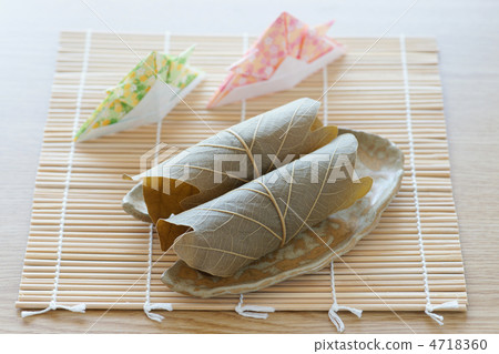 Kashiwa Mochi and Origami Helmet 4718360