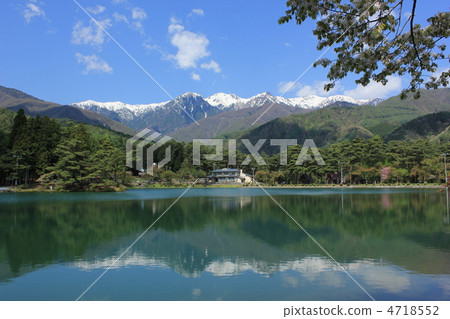 成千上萬的土墩停放 4718552