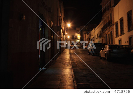 環境美化與薩卡特卡斯州，墨西哥的石路面 4718736