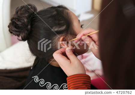 Girls to have an earache Girls to have an earache 4720762